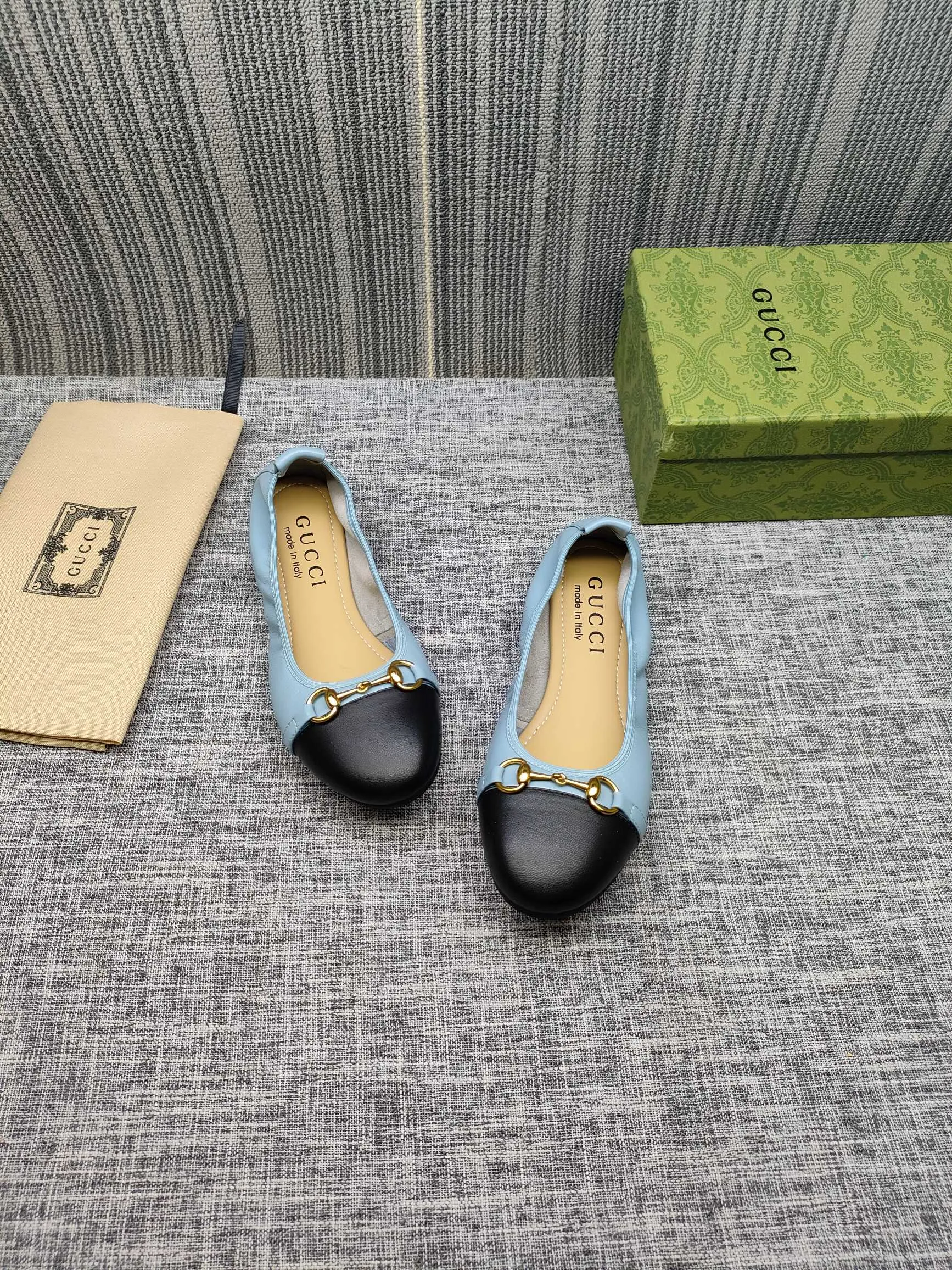 👟👟Ex-factory price 320👟👟 GUCCI's latest horsebit women's flat ballet shoes and egg roll shoes are super comfortable. The fabric is made of imported top-grade soft sheepskin. It is very comfortable on the feet and will not rub your feet. You can also roll it up and put it in your bag. It is easy to carry with you. The super soft soles are a must-have item for fairies whether you are going out for business, work, travel, shopping or at home. Fashionable and versatile, it is an indispensable pair of shoes for you. Fabric: Made of imported soft sheepskin Color: 6 colors available Outsole: PPC rubber outsole Size 34-42 (34.41.42 needs to be customized)